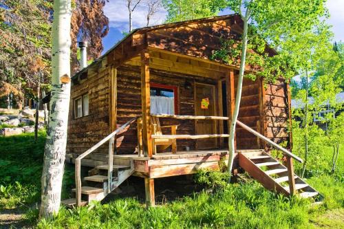 Peaceful Cabin near Medicine Bow-Routt National Forest in Columbine, Colorado