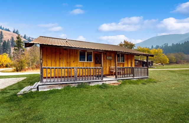 Peaceful cabin on acreage with a wood stove - near Bitterroot River
