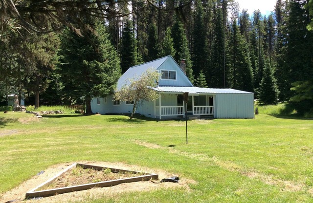 Peaceful Cabin Rental in the wilderness of the Idaho Panhandle