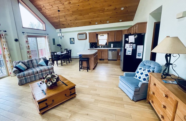 Catskills Blockhaus auf abgelegenen privaten 3+ Morgen, in der Nähe zum Skifahren und Wandern