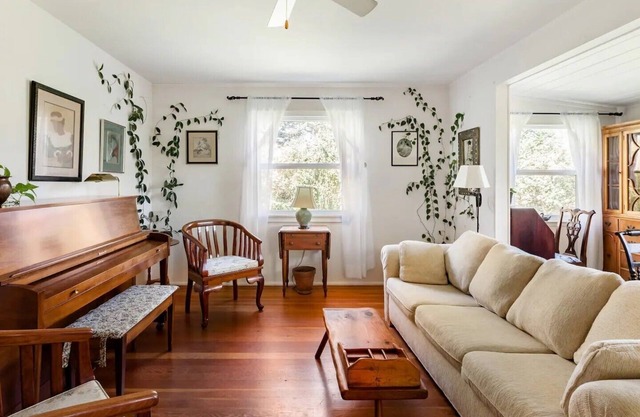 Peaceful, charming, cottage in wine country. Beautiful yard!