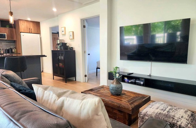 Peaceful CityView Hot Tub| 2 Parking | EV Charger