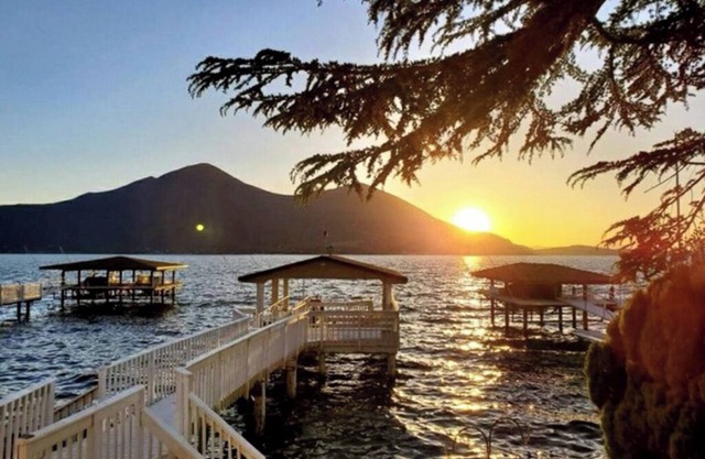 Peaceful Clearlake Waterfront Lakehouse
