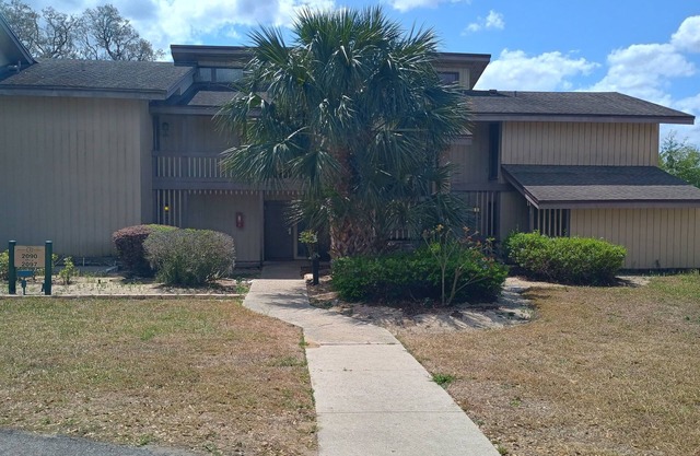 Peaceful contemporary condo near Disney, pet friendly.