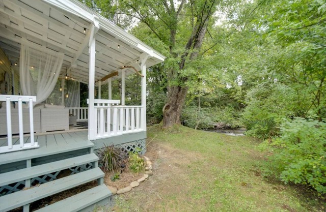Peaceful cottage on Richland Creek. Walking distance to downtown Waynesville