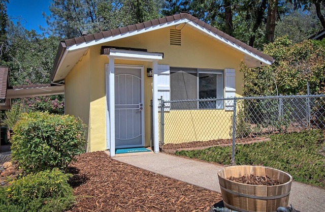 Peaceful Cottage Retreat - 1 mile from Lake Shasta