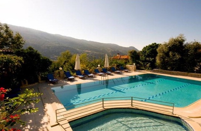 Ruhige Landhausvilla mit privatem Pool