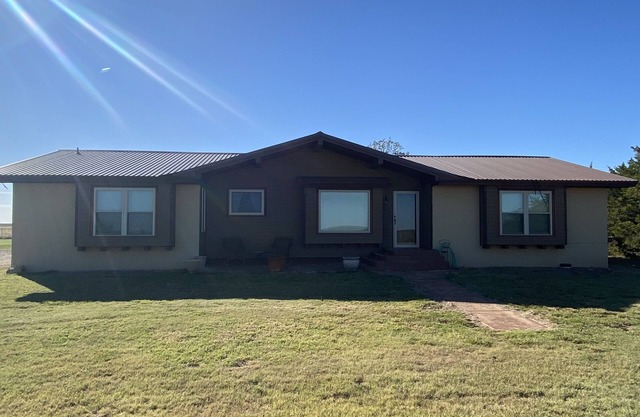 Peaceful country farmhouse. Located 5 minutes from Historic downtown Post!