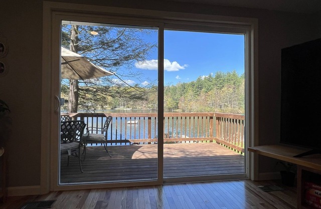 Peaceful "Country Lake Oasis" with private beach directly on site!