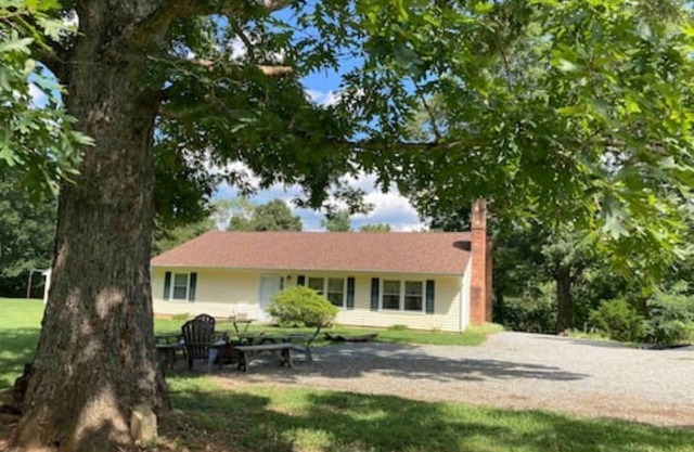 Peaceful, Country, Pet Friendly Getaway - Minutes from Smith Mountain Lake Dam