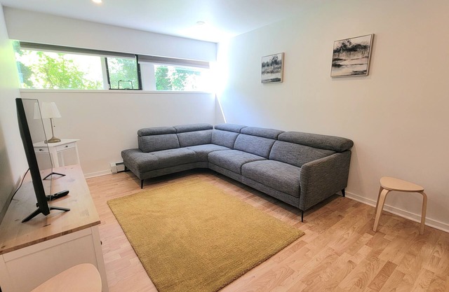 Peaceful, Cozy 2bd in British properties West Vancouver