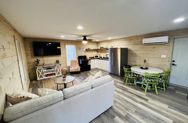 Peaceful Cozy Cabin 10 minutes from Historic downtown Madison