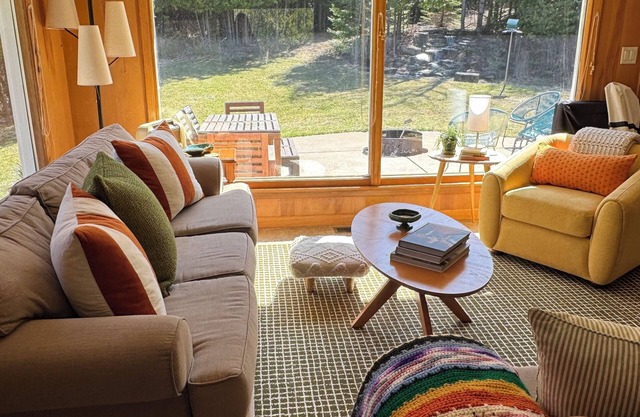 Aktualisierter Retro Retreat! Indoor & Outdoor Kamin, Hinterhof-Oase mit Wasserfall