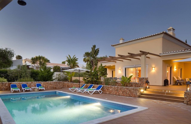 FRIEDLICHE KÜSTE KOMFORTABLE SONNIGE VILLA