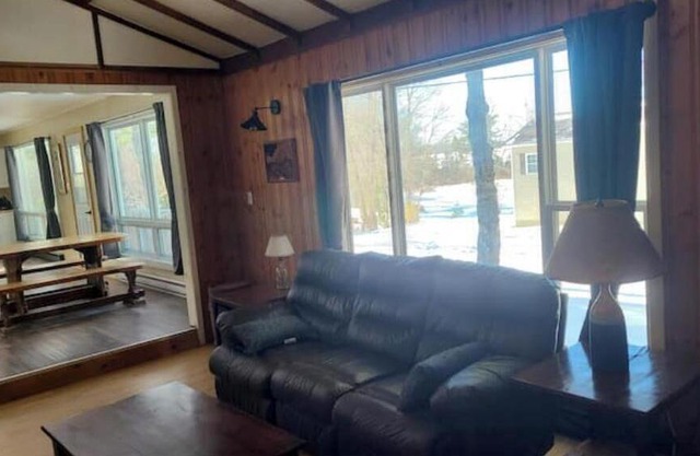 Peaceful cozy cottage next to Welshtown Lake with fire bit in the back yard.