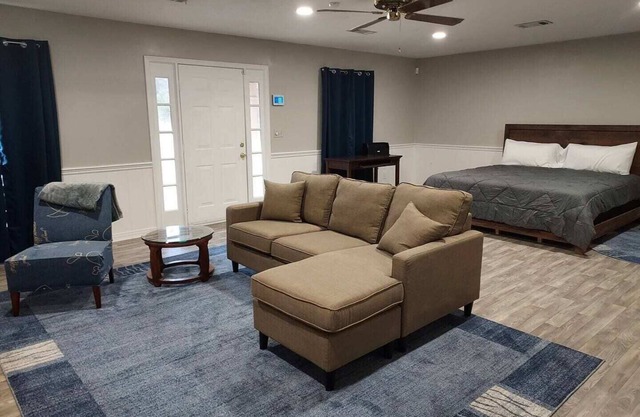 Very Spacious | Guest Home | Central & Peaceful