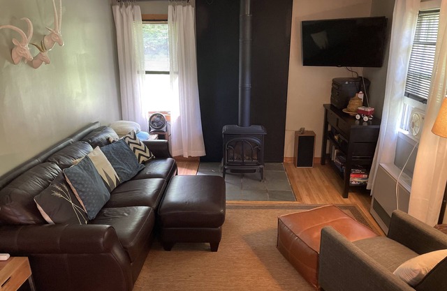Peaceful, cozy pet-friendly home, fiber-optic wifi close to mountains and lake