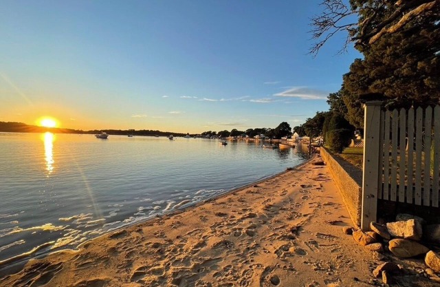 Peaceful Cozy Water Front Cottage. Step back in time and ENJOY