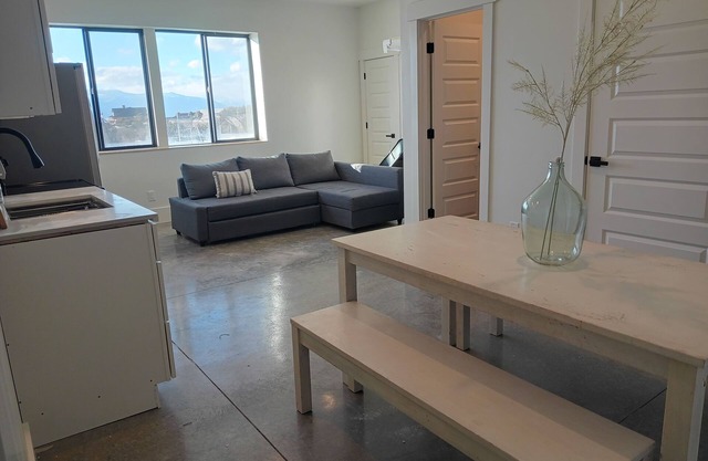 Peaceful country get away - sleeps 10-13 with stunning mountain views