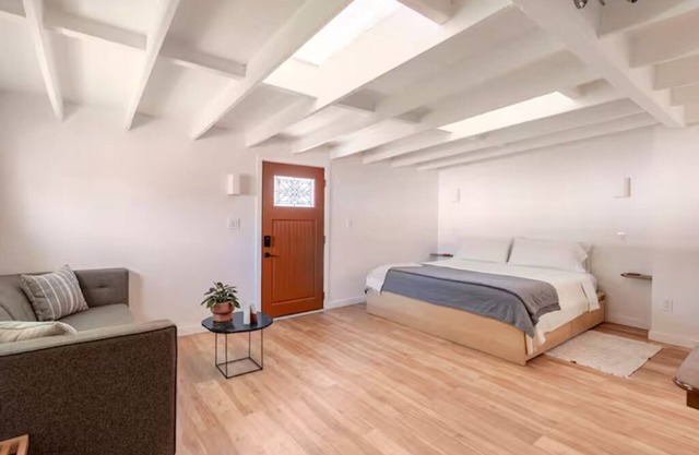 Peaceful Detached Guesthouse with King Bed