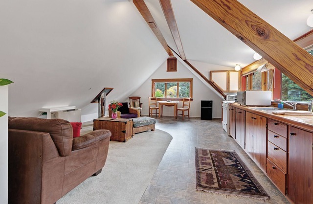 Ruhiges, hundefreundliches Studio-Loft mit Wiesenblick auf 5 Hektar in den Redwoods!