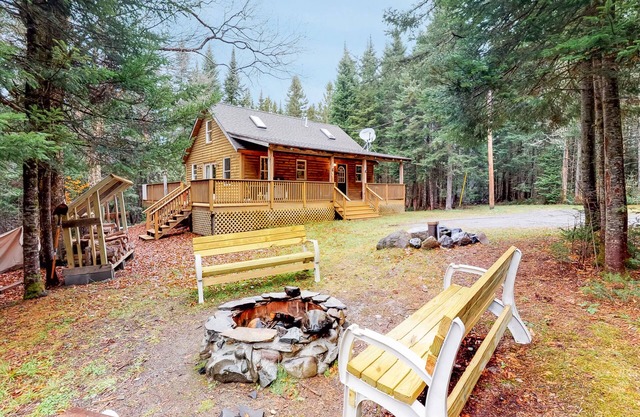 Friedliche, hundefreundliche Kabine mit großem Garten, Deck und Feuerstelle - in der Nähe des Sees