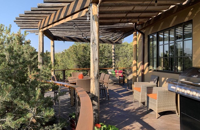 Romantic Eastside Retreat In der Nähe von Museum Hill und Plaza, Panoramablick auf die Berge
