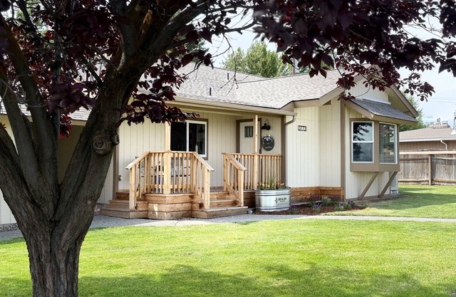Peaceful Ellensburg Farm Stay, Sleeps 6, 3 bedroom, 2.5 bath