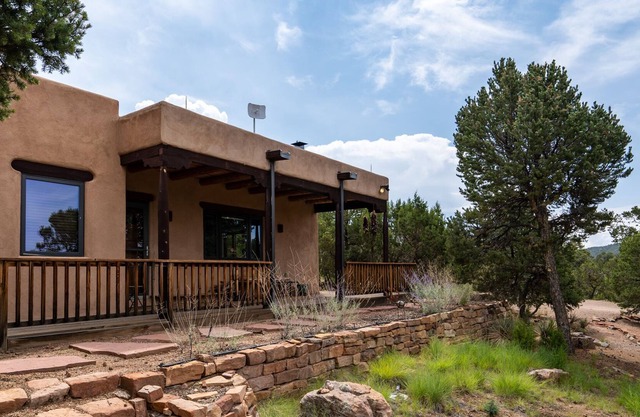Grey Fox Getaway, 3BRs, Patio, 4 acres, Wifi, Sleeps 6