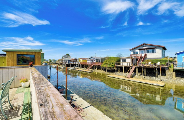 Peaceful Eureka Beach Cottage w/ 30-Foot Dock