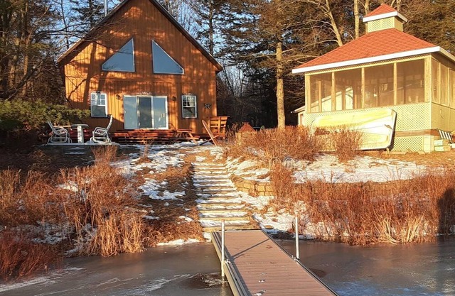 Peaceful family cottage on Lac Pleasant