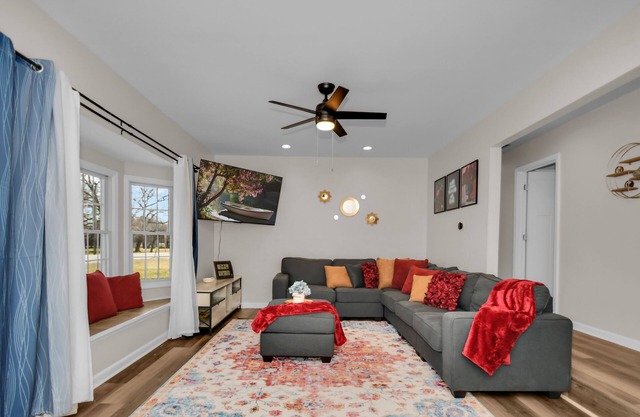 Peaceful Family & Fur-Friendly home near Navy Base, Gurnee Mills, Six Flags.