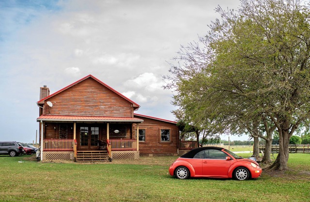 Peaceful Farm Cabin Getaway, 2BR w/ WiFi, AC & Sunrise Views