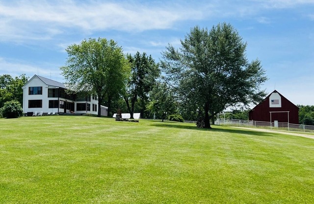 Peaceful Farmhouse - newly renovated with beautiful countryside views