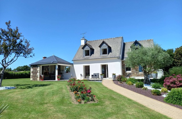 Schönes Ferienhaus in Epiniac mit Garten