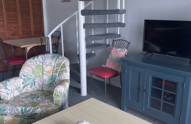 Gated community with Indoor and Outdoor Pools.Walk to dining and fun!