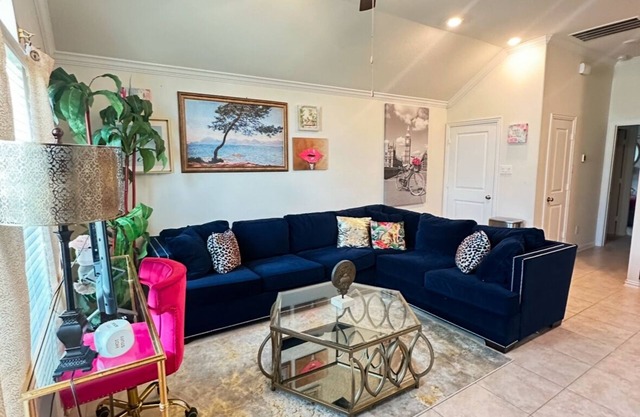 Peaceful getaway close to the city. Minutes to Everything. Amenities galore!