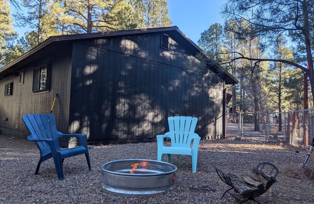 Peaceful Getaway In The Pines w/ Screened Porch