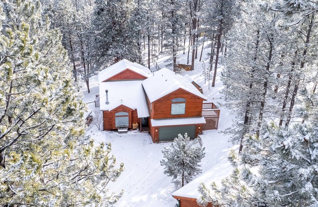 Peaceful getaway in the woods with fully fenced yard- Pet friendly!