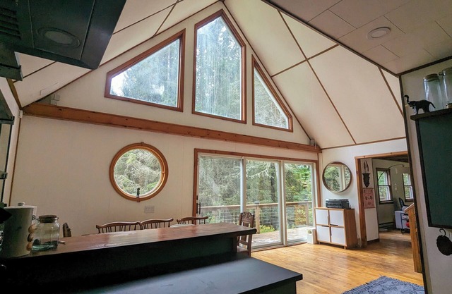 Peaceful getaway w/ modern comforts - Great for families, groups & nature lovers