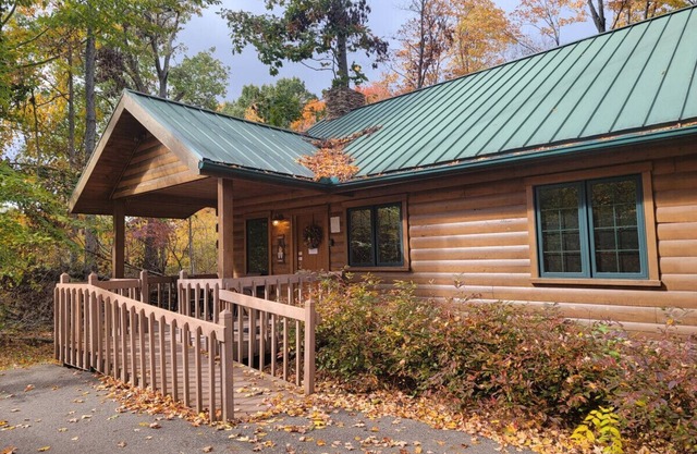 Peaceful Getaway With Dining & Exploring