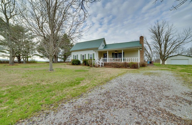 Peaceful Hazel Cottage w/ Deck & Yard!