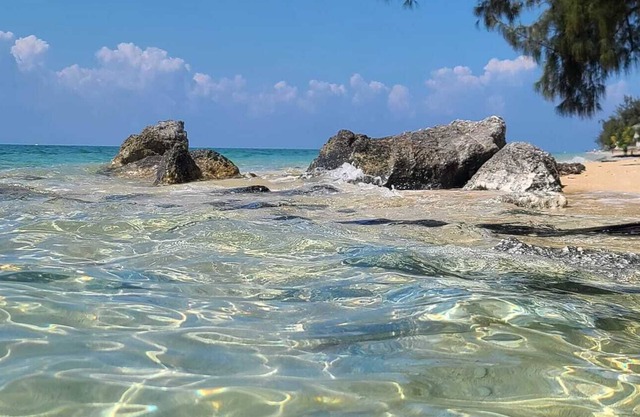 Peaceful Hideaway -10 minutes away from airport, private beach, free Wi-Fi