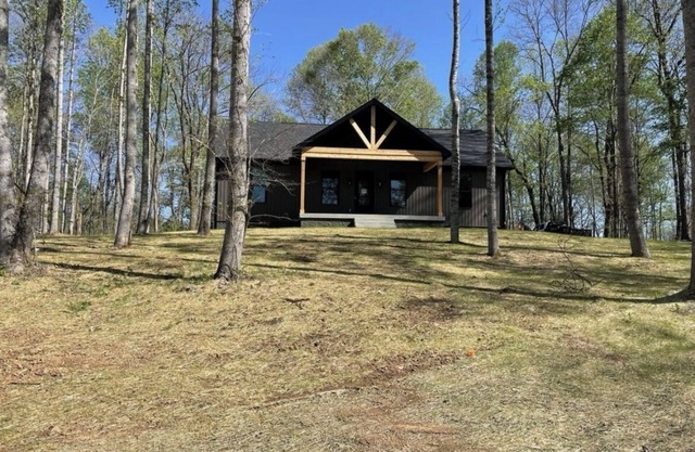 Peaceful Hilltop Lake Retreat