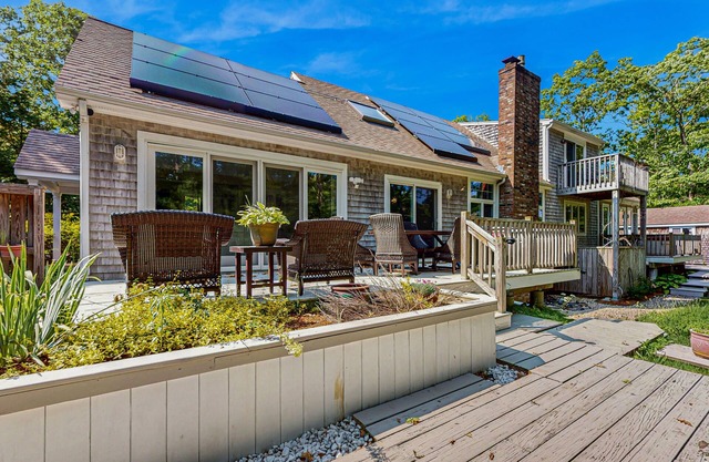 Peaceful home convenient to bike path, beaches, shopping, dining & entertainment