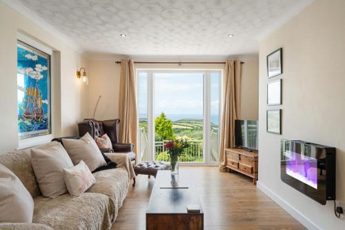 Peaceful Home Sea Views Private Parking