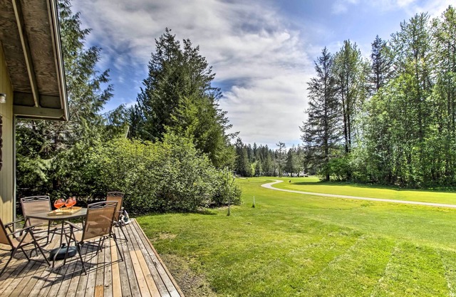 Friedliches Hoodsport Home mit Zugang zum See und Waldblick