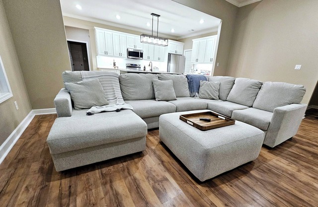 Peaceful King Suite 4 bedrooms. nPool+Playground! 15 miles from Magic Springs!