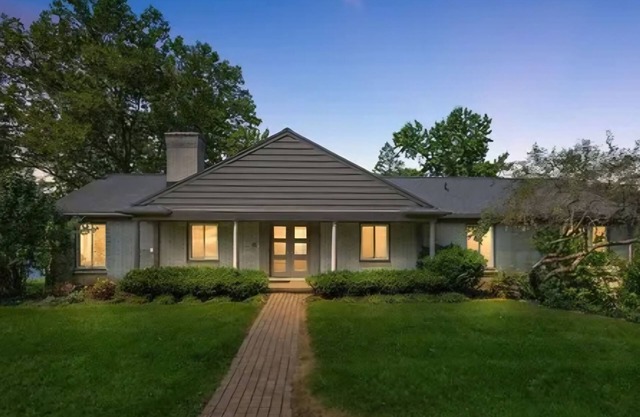 Peaceful lake house. Finely renovated. Chef's kitchen. Near downtown birmingham.