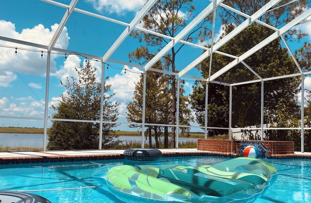 Peaceful Lake House retreat. Family and pet friendly near Disney World!